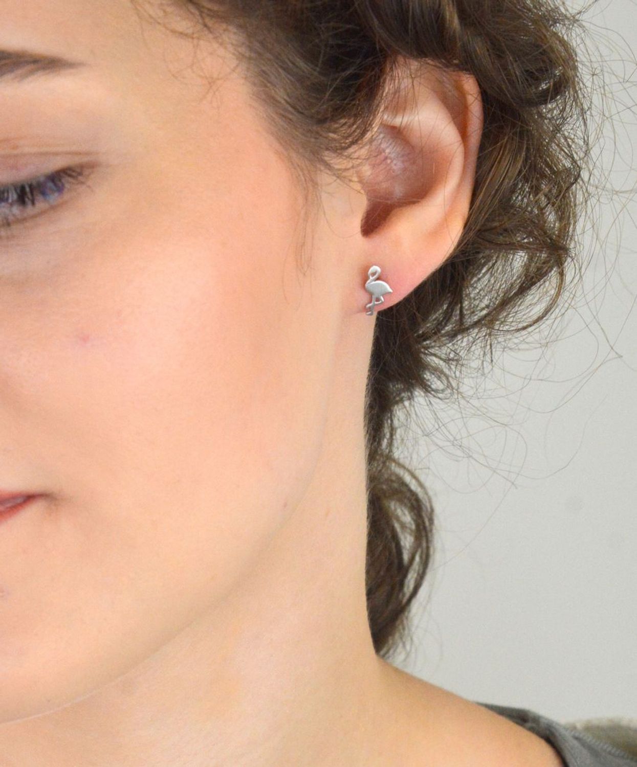 Kolczyki dziecięce ze srebra próby 925 – flamingi, model DIA-KLC-FLAMINGI-925 A0 18. Gładkie, lekkie, o wymiarach 1,1 cm x 5 mm. Zapięcie na sztyft. Idealne na prezent dla dziewczynki.1.jpg